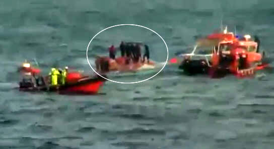 11일 오전 5시께 경남 통영시 욕지도 남쪽 약 80㎞ 해상에서 여수 선적 9.77t급 낚시 어선 무적호(둥근 원)가 전복돼 통영해경이 구조활동을 벌이고 있다.  통영해경 제공