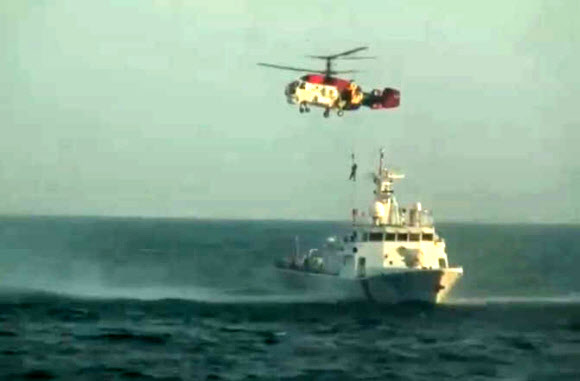 11일 오전 5시께 경남 통영시 욕지도 남쪽 약 80㎞ 해상에서 여수 선적 9.77t급 낚시 어선 무적호가 전복. 통영해경이 생존자를 헬기에서 선박으로 옮기고 있다. 2019.1.1  통영해경 제공