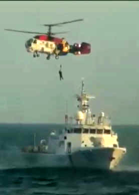 11일 오전 5시께 경남 통영시 욕지도 남쪽 약 80㎞ 해상에서 여수 선적 9.77t급 낚시 어선 무적호가 전복. 통영해경이 생존자를 헬기에서 선박으로 옮기고 있다. 2019.1.1  통영해경 제공