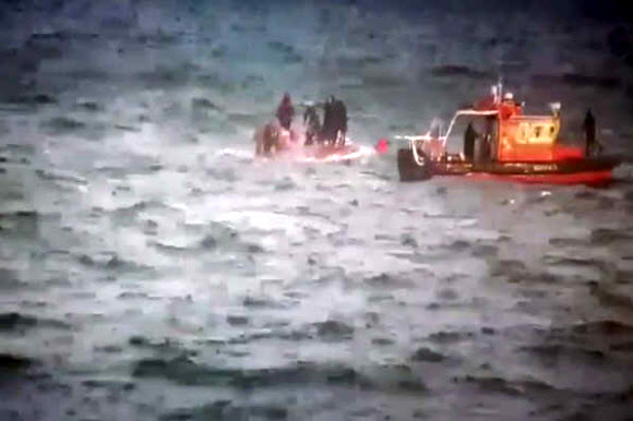 11일 오전 5시께 경남 통영시 욕지도 남쪽 약 80㎞ 해상에서 여수 선적 9.77t급 낚시 어선 무적호가 전복돼 통영해경이 구조활동을 벌이고 있다. 이 사고로 현재까지 승선 인원 14명 중 11명을 구조했지만, 이 가운데 2명이 의식이 없는 것으로 알려졌다. 통영해경은 나머지 3명은 계속 수색하고 있다. 2019.1.11  통영 해경 제공