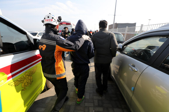 11일 오전 경남 통영 욕지도 해상에서 발생한 낚시어선 전복사고로 구조된 낚시객이 전남 여수시 여수신항에 도착해 구급차로 향하고 있다. 이날 사고로 배에 타고 있던 14명 가운데 3명이 숨지고 2명이 실종됐으며 9명이 구조됐다. 2019.1.11  연합뉴스
