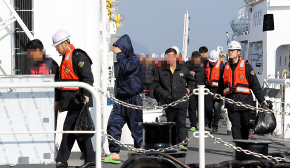 11일 오전 경남 통영 욕지도 해상에서 발생한 낚시어선 무적호 전복사고로 구조된 낚시객이 전남 여수시 여수신항에 도착해 경비정에서 내리고 있다. 이날 사고로 배에 타고 있던 14명 가운데 3명이 숨지고 2명이 실종됐으며 9명이 구조됐다. 2019.1.11  연합뉴스