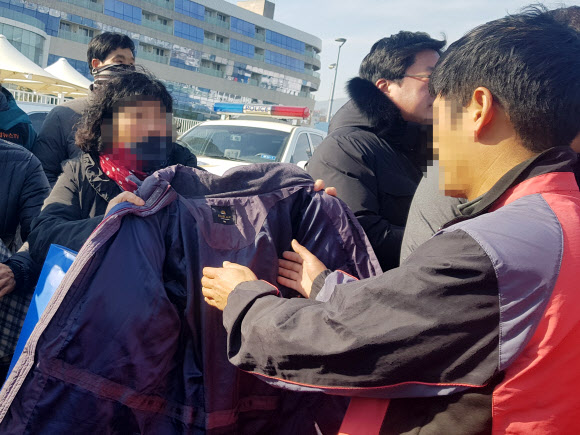 11일 오전 경남 통영 욕지도 해상에서 발생한 낚시어선 무적호 전복사고로 구조된 한 낚시객이 가족을 만나 외투를 건네받고 있다. 2019.1.11  연합뉴스