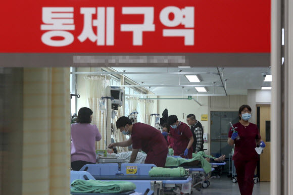 11일 오전 경남 통영 욕지도 해상에서 발생한 낚시어선 무적호 전복사고로 구조된 낚시객들이 전남 여수시 한 병원으로 옮겨져 치료를 받고 있다. 2019.1.11  연합뉴스