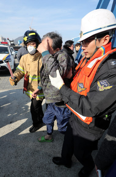 11일 오전 경남 통영 욕지도 해상에서 발생한 낚시어선 무적호 전복사고로 구조된 낚시객이 전남 여수시 여수신항에 도착해 구급대원의 부축을 받으며 구급차로 이동하고 있다. 이날 사고로 배에 타고 있던 14명 가운데 3명이 숨지고 2명이 실종됐으며 9명이 구조됐다. 2019.1.11  연합뉴스