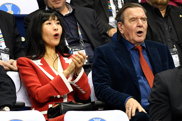 게르하르트 슈뢰더 전 독일 총리와 한국인 부인 김소연씨가 10일(현지시간) 독일 베를린의 메르세데스-벤츠 아레나에서 열린 ‘제26회 세계남자핸드볼선수권대회’ 남북단일팀과 독일의 경기를 지켜보며 응원을 하고 있다. AFP 연합뉴스