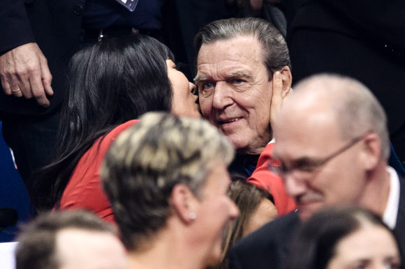 게르하르트 슈뢰더 전 독일 총리와 한국인 부인 김소연씨가 10일(현지시간) 독일 베를린의 메르세데스-벤츠 아레나에서 열린 ‘제26회 세계남자핸드볼선수권대회’ 남북단일팀과 독일의 경기를 지켜보며 응원을 하고 있다. EPA 연합뉴스