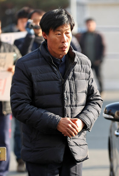 경북 예천군의회 박종철 의원이 11일 오후 경찰 조사를 받기 위해 예천경찰서로 출석하고 있다. 박 의원은 외국 연수 도중 가이드를 폭행해 고발당했다. 2019.1.11  연합뉴스