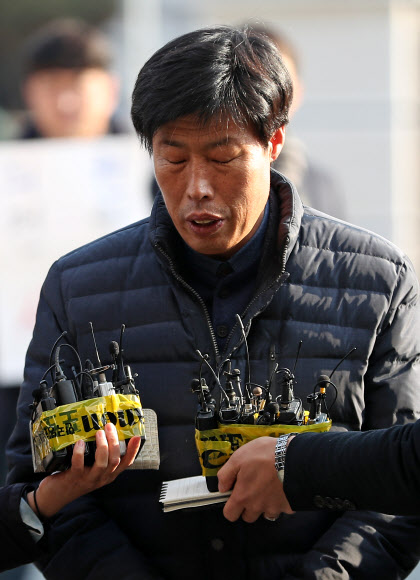 경북 예천군의회 박종철 의원이 11일 오후 경찰 조사를 받기 위해 예천경찰서로 출석하며 기자들의 질문을 받고 있다. 박 의원은 외국 연수 도중 가이드를 폭행해 고발당했다. 2019.1.11  연합뉴스