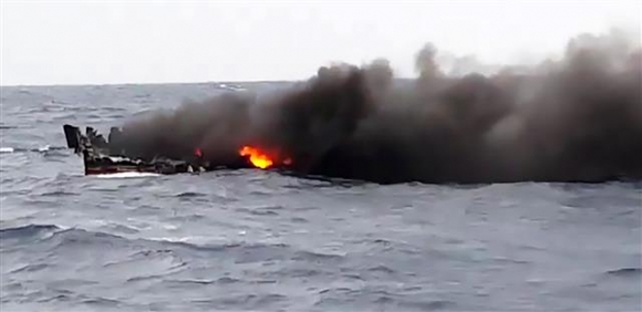 화재로 침몰하는 구룡포 연안통발 어선
