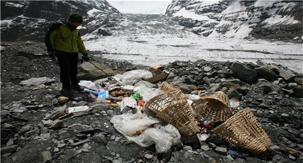 네팔 안나프루나 보호구역에 버려진 쓰레기. 한국환경공단·서울시립대 공동조사단 제공