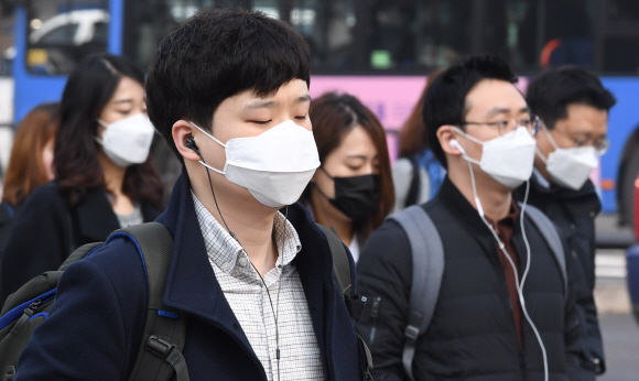 마스크를 쓴 시민들이 서울 세종대로를 걷고 있다. 도준석 기자 pado@seoul.co.kr