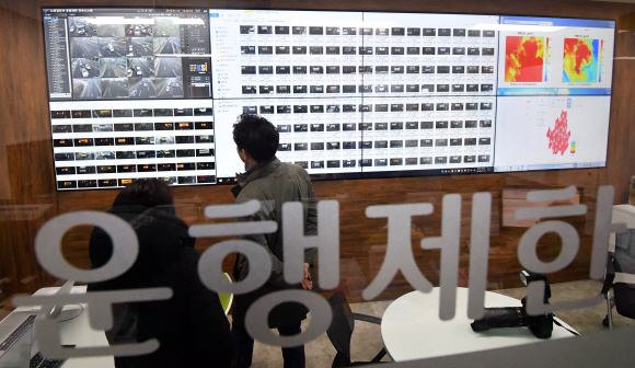 14일 서울시청 기후대기과에서 직원들이 서울시 노후차량 운행제한 CCTV를 바라보고 있다.  2019.1.14  박지환 기자 popocar@seoul.co.kr