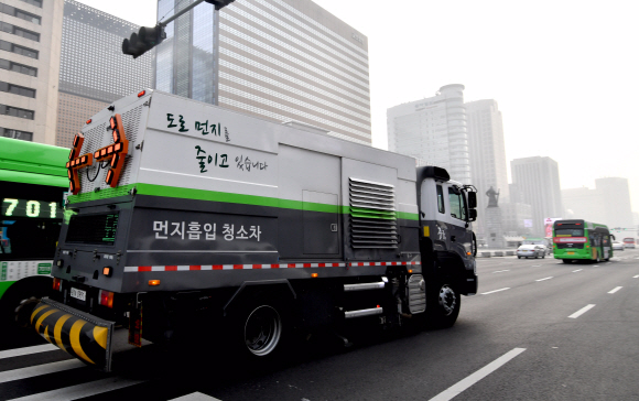 초미세먼지 주의보가 내려진 1일 서울 광화문에서 청소차량들이 미세먼지를 흡입하고 있다. 2019.1.14  박지환 기자 popocar@seoul.co.kr