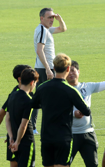 파울루 벤투 감독이 13일 아랍에미리트(UAE) 아부다비의 뉴욕대 육상경기장에서 가진 훈련 도중 손으로 햇빛을 가리며 미니게임을 하는 선수들을 바라보고 있다.  아부다비 연합뉴스