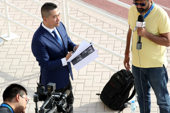 13일 중국 CCTV 관계자들이 한국축구대표팀의 훈련 과정을 카메라에 담기 위해 준비하고 있다. 아부다비 연합뉴스