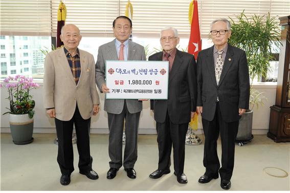 김진호(왼쪽 두 번째) 재향군인회장이 지난 9일 육군예비사관학교 회장단으로부터 ‘추모의 벽’ 건립 성금을 전달받고 있다.  재향군인회 제공