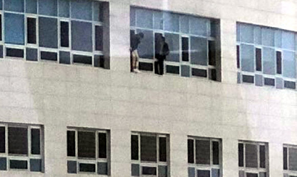 호텔 꼭대기서 구조 대기 중인 시민