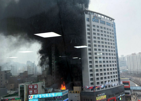 14일 오후 충남 천안 서북구 라마다앙코르호텔에서 화재가 발생해 검은 연기가 건물을 휘감으며 하늘로 치솟고 있다. <br>천안 연합뉴스
