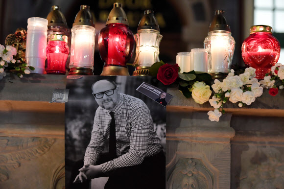 14일(현지시간) 숨진 파벨 아다모비치 폴란드 그단스크시 시장을 그리는 시민들이 그의 사진과 촛불 등으로 고인을 추모하고 있다. EPA 연합뉴스