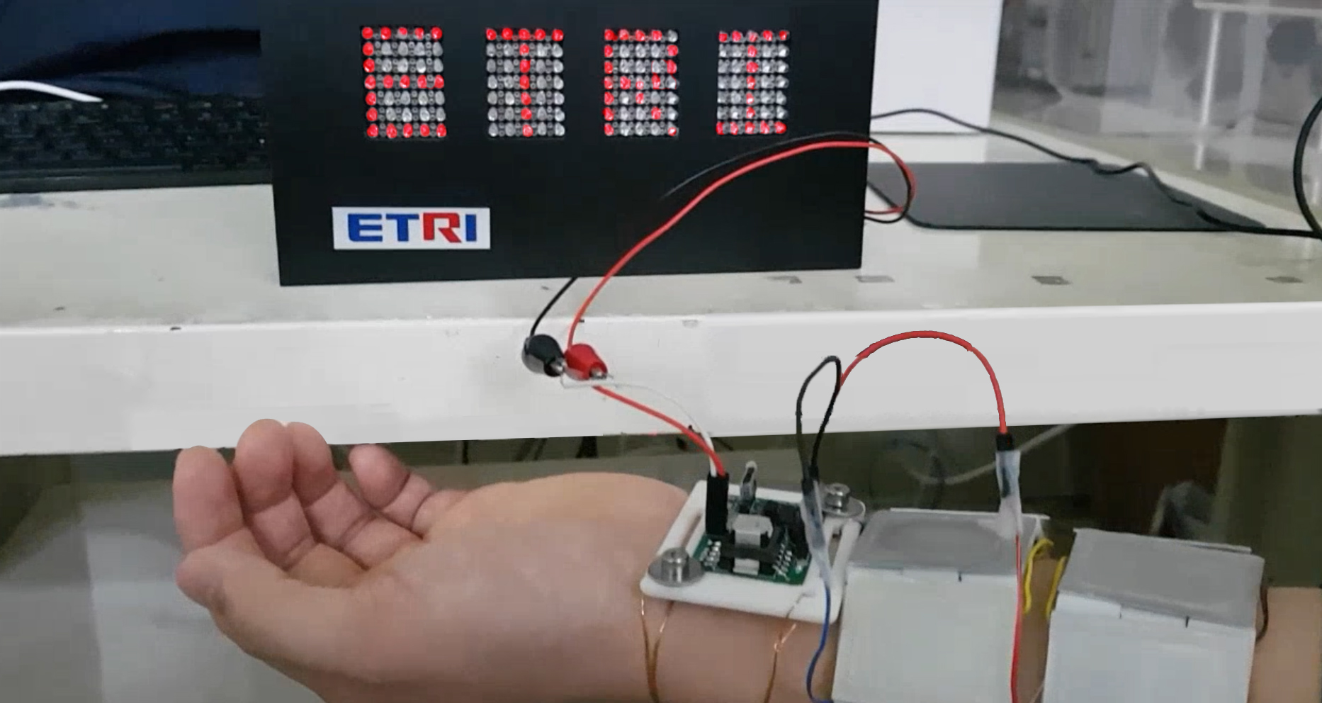 체온을 전기로 바꿔주는 열전소자로 LED 점등에 성공하는 모습 ETRI 제공