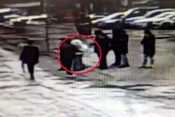 무릎 꿇은 조폭