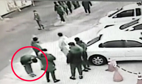 조폭의 ‘90도’ 인사