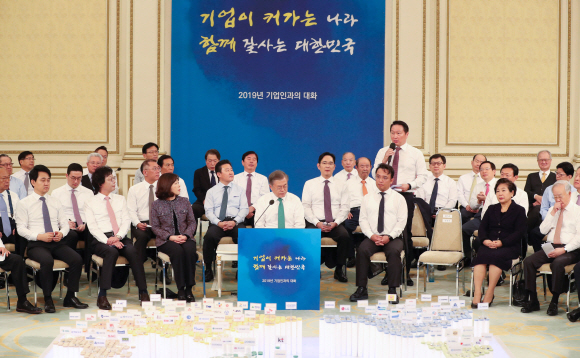 김택진(앞줄 오른쪽부터 세번째) 엔씨소프트 대표가 지난 1월 15일 청와대 영빈관에서 열린‘2019 기업인과의 대화’에 참석해 문재인 대통령과 나란히 앉아 있다. 도준석 기자 pado@seoul.co.kr