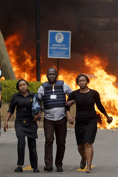 케냐 테러 현장서 시민 피신시키는 경찰…“최소 15명 사망”