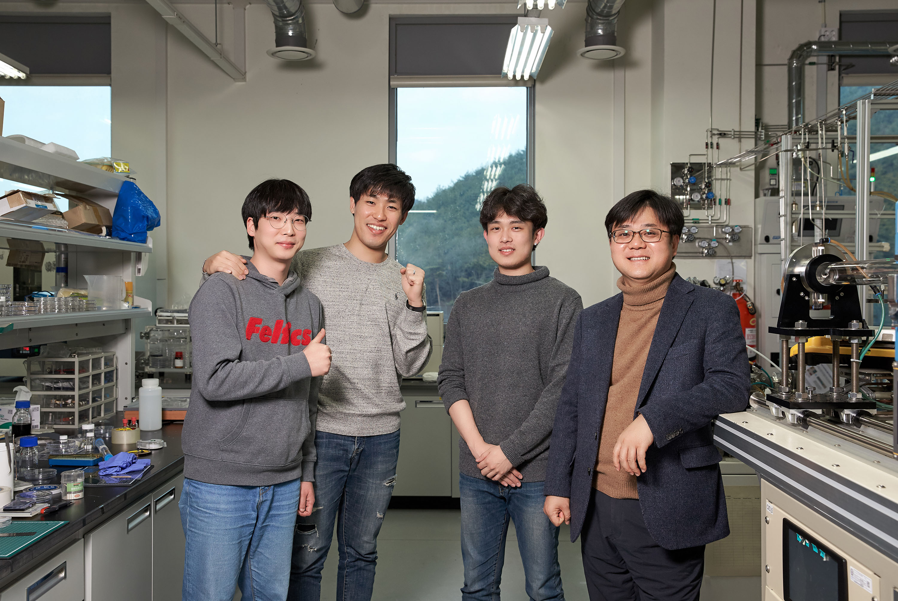 홍석모, 김광우, 윤성인 연구원(석박사통합과정)과 신현석 교수(왼쪽부터) UNIST 제공
