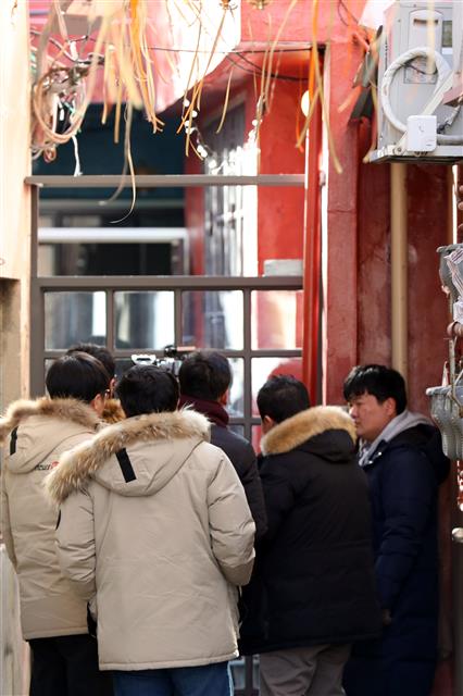 손해원 의원 조카가 매입한 ‘창성장’에 몰린 취재진