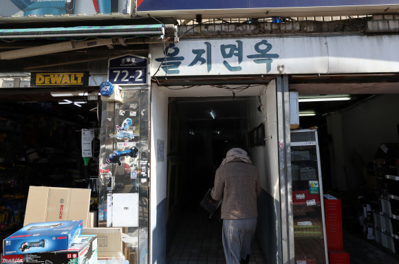 철거위기 을지면옥의 운명은  16일 오후 서울 을지면옥에서 식사를 마친 손님들이 밖으로 나서고 있다. ‘공구 거리’를 포함한 서울 청계천과 을지로 일대 상가 철거가 올 초부터 본격화하면서 인근 지역의 재개발에도 속도가 붙을지 관심이 쏠린다. 이날 서울시에 따르면 현재 철거가 진행 중인 공구 거리 외에 을지면옥, 양미옥 등 역사가 깊은 유명 맛집들이 재정비 대상에 포함됐다. 철거가 본격화하면서 일대 소상공인 사이에서는 ‘삶의 터전’을 잃게 됐다며 대책 마련을 촉구하는 목소리가 나오고 있다. 2019.1.16 연합뉴스