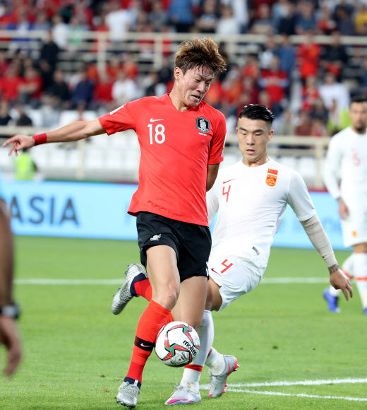 16일 오후(현지시간) 아랍에미리트 아부다비 알 나얀 스타디움에서 열린 한국과 중국의 아시안컵 조별리그 C조 3차전에서 황의조가 공다툼을 하고 있다. 2019.1.17  연합뉴스