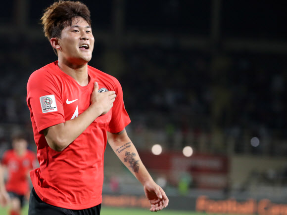 16일 오후(현지시간) 아랍에미리트 아부다비 알 나얀 스타디움에서 열린 한국과 중국의 아시안컵 조별리그 C조 3차전에서 후반 김민재가 헤딩골을 넣은 뒤 기뻐하고 있다. 2019.1.17  연합뉴스