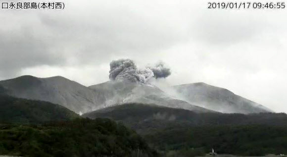 연기 내뿜는 일본 가고시마 화산섬