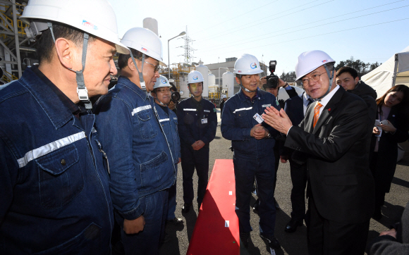 문재인 대통령이 17일 오전 울산광역시 남구 덕양 제3공장을 방문, 공장 관계자와 수소생산 공정에 대해 대화하고 있다. 2019. 1. 17 도준석 기자 pado@seoul.co.kr