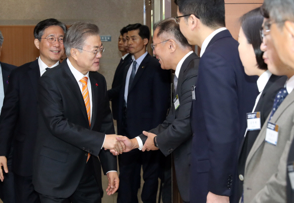 문재인 대통령이 17일 오전 울산시청 대회의실에서 열린 ‘수소 경제와 미래 에너지, 울산에서 시작됩니다.’ 행사에 도착하며 정의선 현대자동차 수석 부회장 등과 인사를 나누고 있다. 2019. 1. 17 도준석 기자 pado@seoul.co.kr