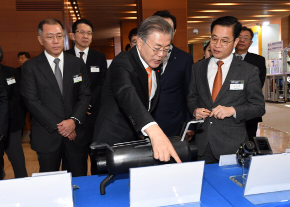 문재인 대통령이 17일 울산 남구 울산시청에서 열린 전국경제투어 ‘수소경제와 미래에너지, 울산에서 시작됩니다’ 행사에 앞서 수소경제 전시를 관람하고 있다. 2019. 1. 17 도준석 기자 pado@seoul.co.kr