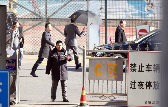 ‘워싱턴행’ 김영철 영접하는 지재룡 주중북한대사