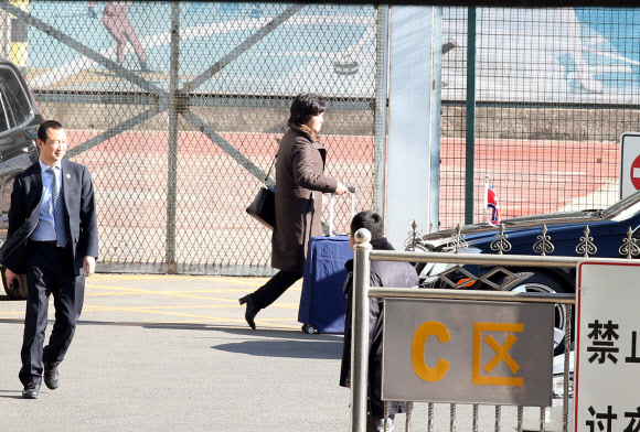 김영철 수행하는 김성혜 북한 통일선전부 실장