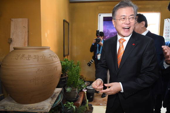 문재인 대통령이 17일 오후 울산시 울주군 외고산 옹기마을 옹기 공방을 방문해 옹기에 글을 남긴 뒤 환하게 웃고  있다. 2019. 1. 17 도준석 기자 pado@seoul.co.kr