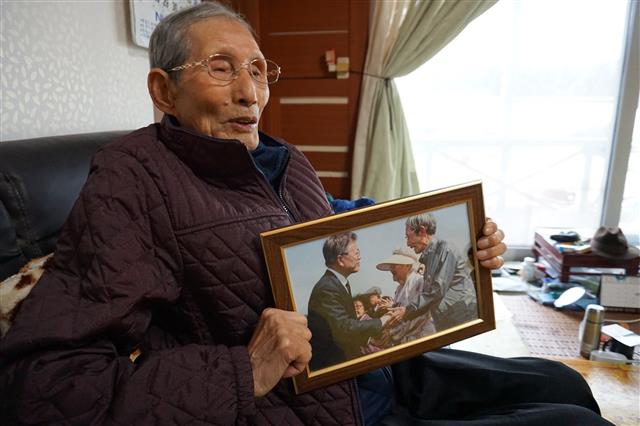 양근방(86) 할아버지가 자택에서 과거 문재인 대통령과 악수했던 사진을 보여 주고 있다. 할아버지는 4·3사건 당시 ‘폭도’라는 누명을 쓰고 10년 넘게 옥살이를 했다.