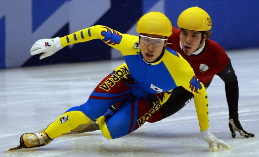 지난 2002년 2월 미국 솔트레이크시티에서 열린 동계올림픽에 쇼트트랙 국가대표로 출전한 김동성(앞)씨가 남자 1000m에서 미국의 안톤 오노(뒤)를 제치고 역주하고 있다. 2019.1.18 <br>AP 연합뉴스<br>