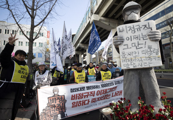 행진하는 참석자들