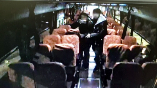 버스 난동 박정태 제지하러 가는 승객들