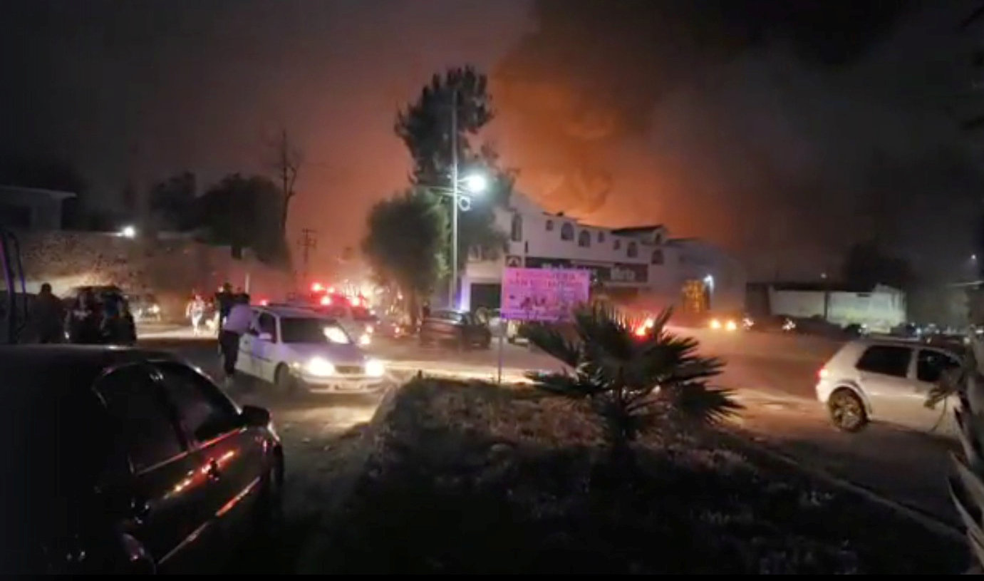 18일(현지시간) 멕시코 중부 이달고주 틀라우엘릴판 지역을 지나는 송유관에서 폭발과 함께 화재가 발생한 직후 시민들이 황급히 대피하고 있다.  로이터 연합뉴스