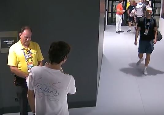 천하의 로저 페더러가 호주오픈 대회 관계자가 출입증을 제시하지 않았다는 이유로 라커룸 출입을 막자 목덜미를 긁적이며 팀 관계자들이 뒤따라오나 살펴보고 있다. 동영상 캡처