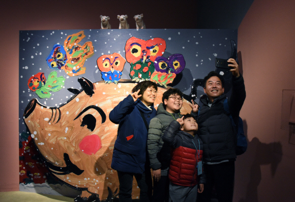 19일 서울 종로구 삼청로 경복궁 국립민속박물관에서 열리고 있는 ‘행복한 돼지 특별전’을 찾은 관람객들이 전시물을 둘러보며 기념촬영을 하고 있다. 2019.1.19. 이종원 선임기자 jongwon@seoul.co.kr