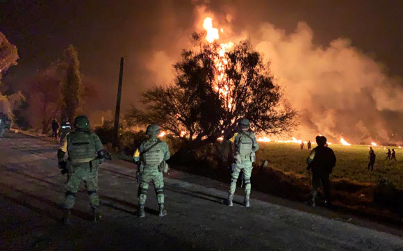 기름 도둑 때문에… 멕시코 송유관 폭발 최소 73명 사망 