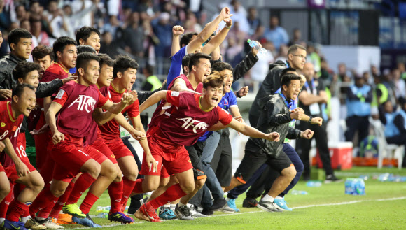 20일 오후(현지시간) 아랍에미리트 아부다비 알 막툼 경기장에서 열린 2019 아시아축구연맹(AFC) 아시안컵 요르단과의 16강전에서 승부차기 끝에 승리를 거둔 베트남 선수들이 환호하고 있다. 2019.1.20  연합뉴스